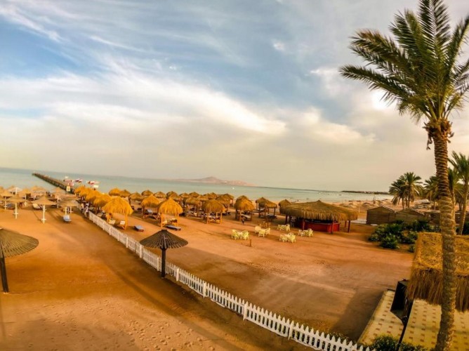 Royal Regency Club - Ultra All Inclusive - Royal Regency Club, view of the beautiful fine golden sandy beach equipped with wooden gazebos topped with natural straw roofs.