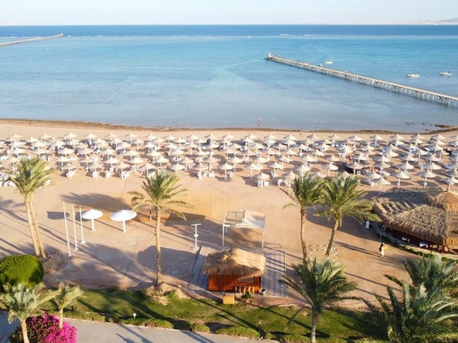 Royal Regency Club - Ultra All Inclusive - Aerial view of the Royal Regency Club beach, featuring fine golden sand equipped with sun loungers and umbrellas for guests’ maximum comfort.