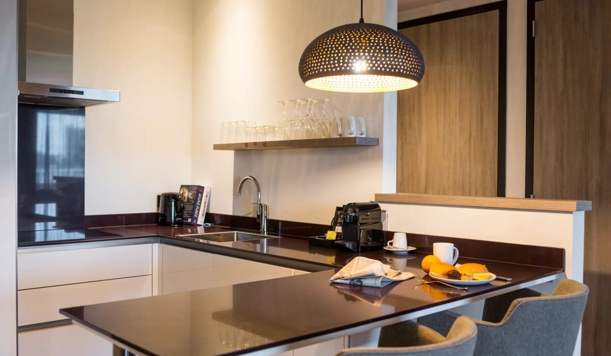 Adagio Amsterdam City South - The kitchen in the Junior Apartment at Adagio Amsterdam City South is functional and comfortable, equipped with modern appliances, perfect for short or extended stays with full independence.