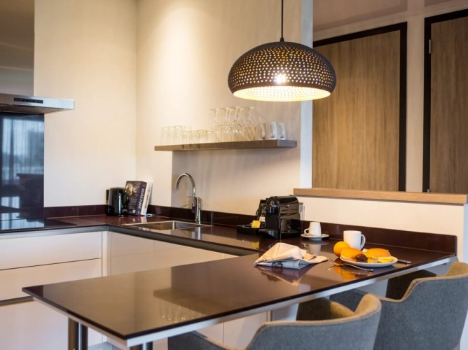 Adagio Amsterdam City South - The kitchen in the Junior Apartment at Adagio Amsterdam City South is functional and comfortable, equipped with modern appliances, perfect for short or extended stays with full independence.