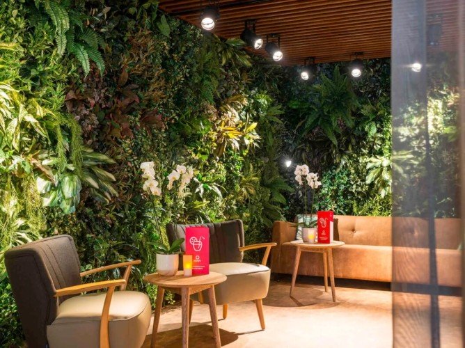 Adagio Amsterdam City South - The use of natural materials and the enhancement of natural light reduce environmental impact, creating warm and welcoming spaces that enhance guest well-being.