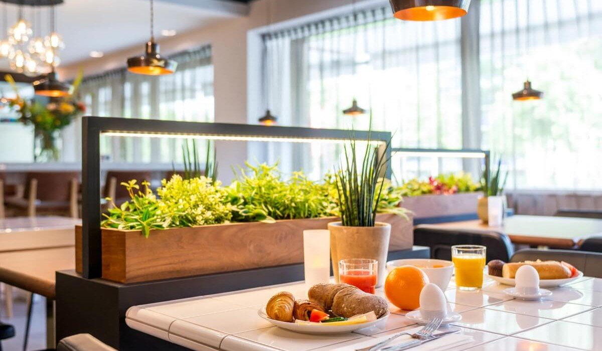 Adagio Amsterdam City South - The breakfast is ample and varied, with hot and cold options. It includes seasonal fresh fruit, pastries, freshly prepared eggs, a selection of cold cuts and cheeses, plus hot and cold beverages.
