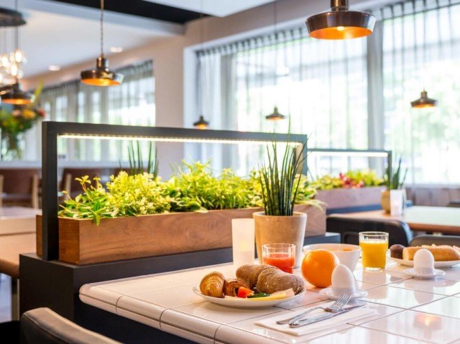 Adagio Amsterdam City South - The breakfast is ample and varied, with hot and cold options. It includes seasonal fresh fruit, pastries, freshly prepared eggs, a selection of cold cuts and cheeses, plus hot and cold beverages.