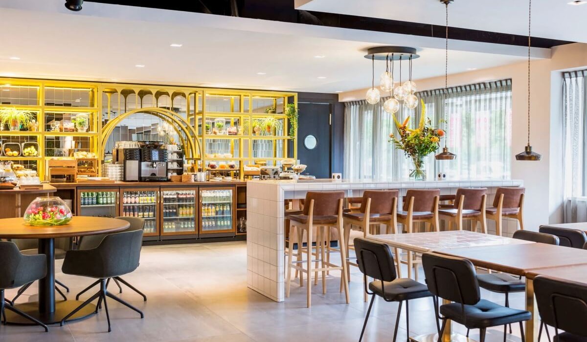 Adagio Amsterdam City South - The breakfast room, featuring an urban design inspired by classic labs, creates a dynamic and relaxing atmosphere. The use of natural materials and natural light minimizes environmental impact.