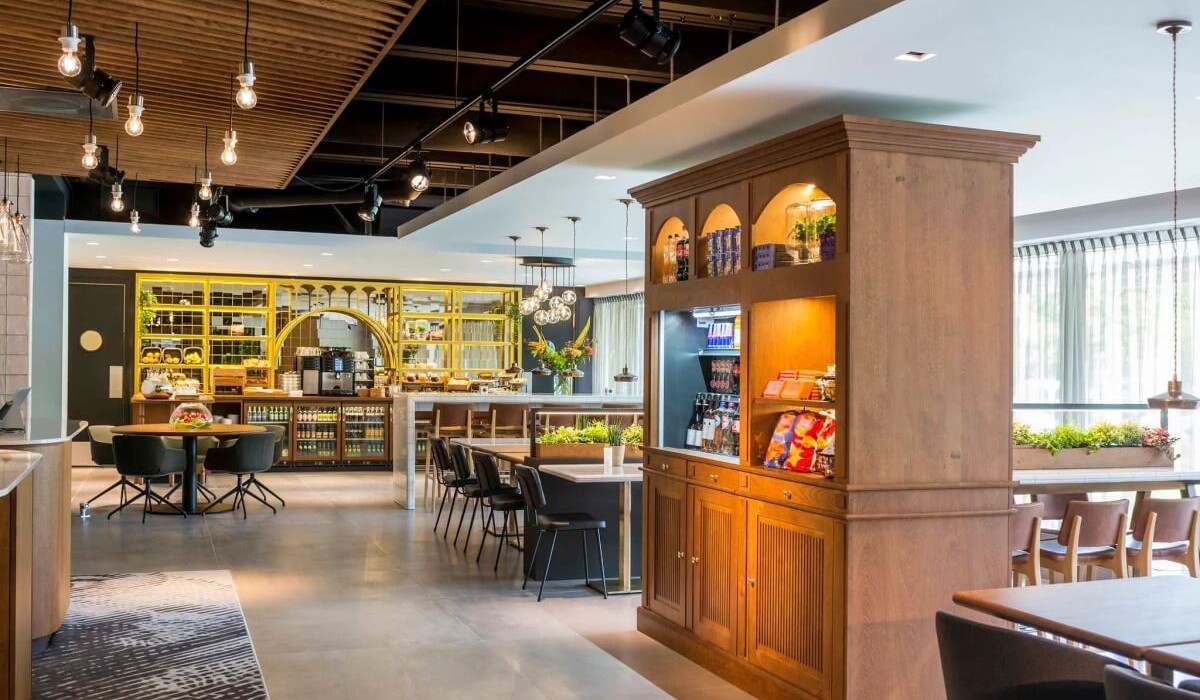 Adagio Amsterdam City South - The modern breakfast room is functional and offers a large buffet with fresh fruit, pastries, eggs, cold cuts, cheese, and beverages. Lactose-free options available upon request.