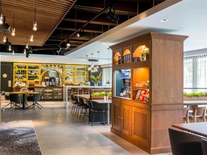 Adagio Amsterdam City South - The modern breakfast room is functional and offers a large buffet with fresh fruit, pastries, eggs, cold cuts, cheese, and beverages. Lactose-free options available upon request.