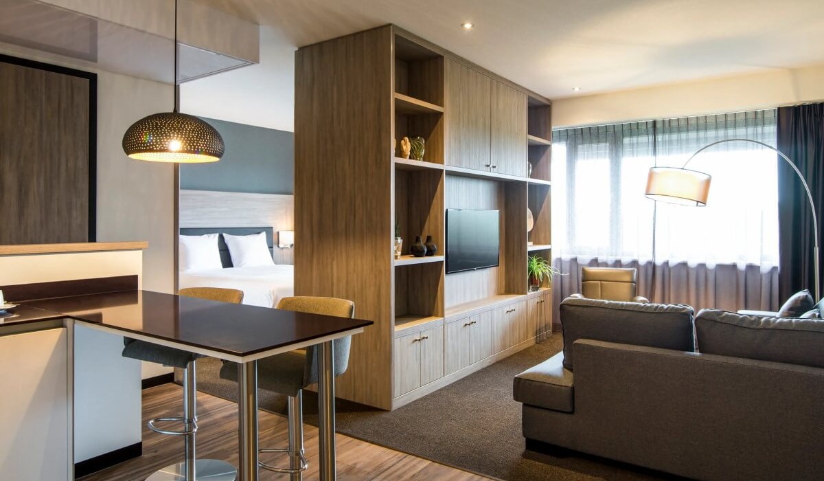 Adagio Amsterdam City South - The Junior Apartment is ideal for those seeking extra comfort in Amsterdam, featuring a fully equipped kitchen and a stylish bar counter to relax and dine after exploring.