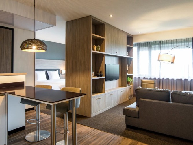 Adagio Amsterdam City South - The Junior Apartment is ideal for those seeking extra comfort in Amsterdam, featuring a fully equipped kitchen and a stylish bar counter to relax and dine after exploring.