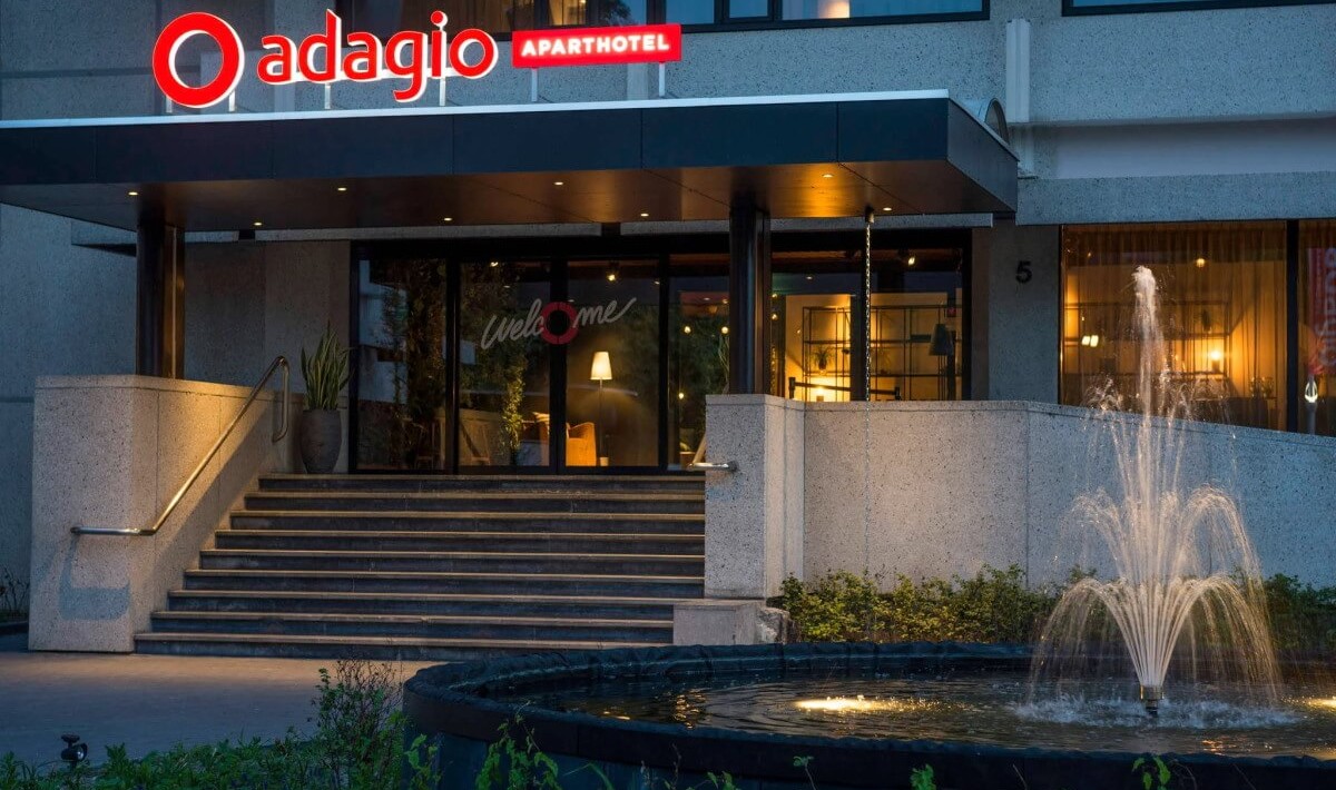 Adagio Amsterdam City South - The entrance of Aparthotel Adagio Amsterdam City South is modern and functional, welcoming guests with spacious, bright interiors tastefully furnished, perfectly matching the building’s contemporary style.
