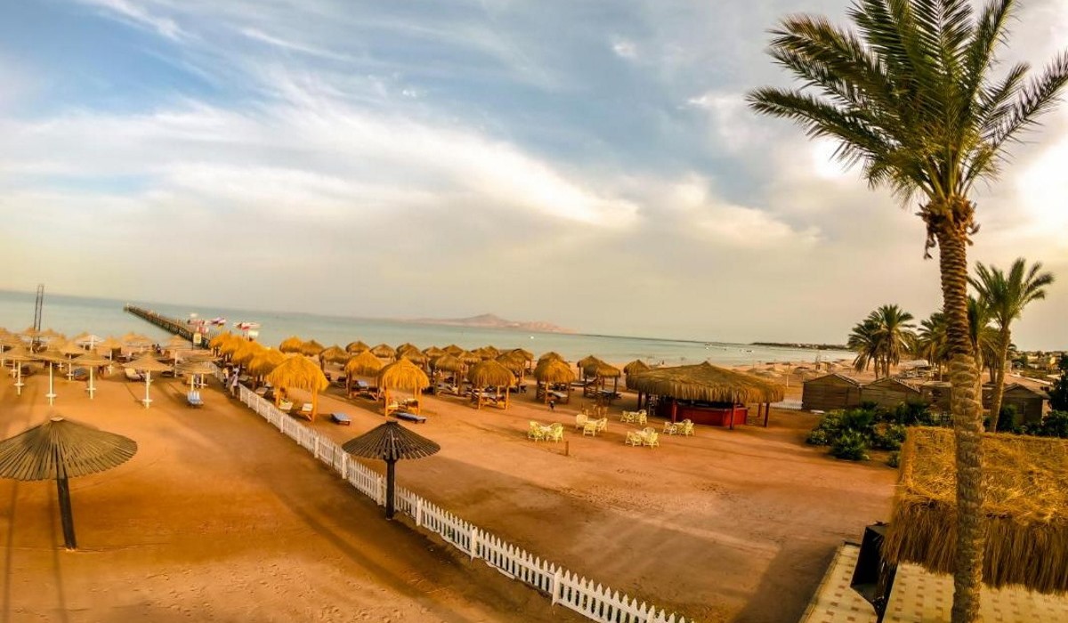 Royal Regency Club - Ultra All Inclusive - Royal Regency Club, view of the beautiful fine golden sandy beach equipped with wooden gazebos topped with natural straw roofs.