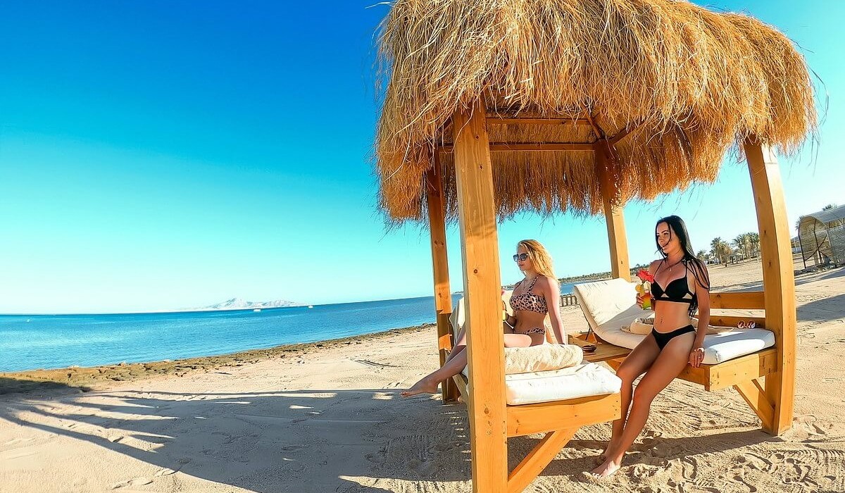 Royal Regency Club - Ultra All Inclusive - The wooden gazebos at the Royal Regency Club in Sharm El Sheikh are typical structures, covered with straw, designed to provide comfort and privacy to guests.