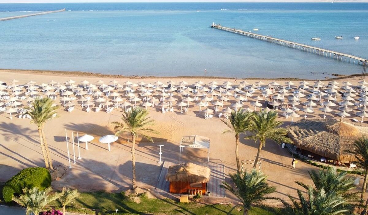 Royal Regency Club - Ultra All Inclusive - Aerial view of the Royal Regency Club beach, featuring fine golden sand equipped with sun loungers and umbrellas for guests’ maximum comfort.
