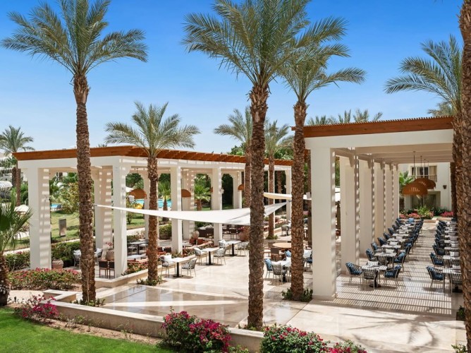 Swissôtel Sharm El Sheikh All Inclusive Collection - Explore an eclectic variety of international dishes at Food Court Aqua. From fresh salads and savory snacks to delicious desserts, the lively atmosphere is perfect for a quick yet satisfying meal.