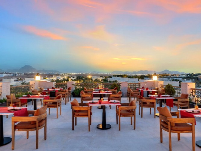 Swissôtel Sharm El Sheikh All Inclusive Collection - At night, enjoy drinks at the Sky Lounge Bar with live DJ, chic atmosphere, and stunning views-perfect for cocktails or wine in an elegant, relaxing setting.