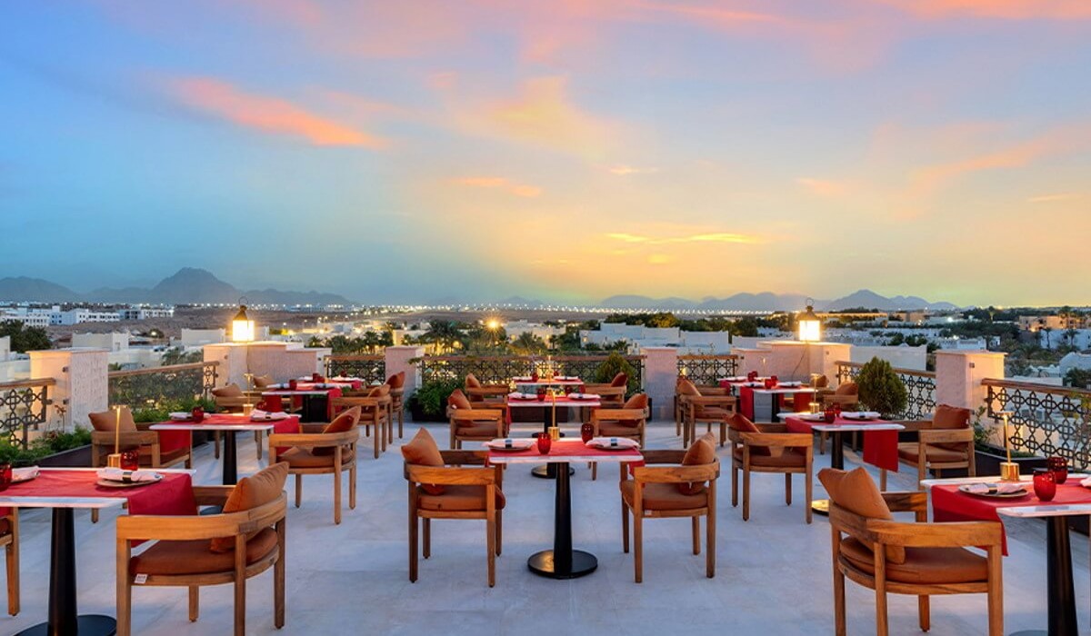 Swissôtel Sharm El Sheikh All Inclusive Collection - At night, enjoy drinks at the Sky Lounge Bar with live DJ, chic atmosphere, and stunning views-perfect for cocktails or wine in an elegant, relaxing setting.