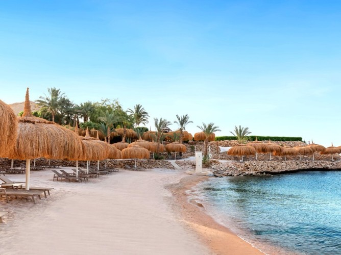 Swissôtel Sharm El Sheikh All Inclusive Collection - The private beach of Swissôtel Sharm El Sheikh All-Inclusive Collection stretches over 100 meters of golden sand, just 350 meters from the resort’s Aqua area. It is perfect for swimmers and snorkeling enthusiasts.