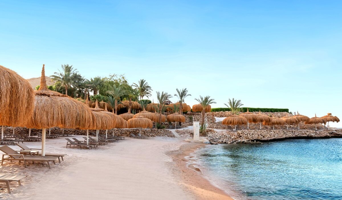 Swissôtel Sharm El Sheikh All Inclusive Collection - The private beach of Swissôtel Sharm El Sheikh All-Inclusive Collection stretches over 100 meters of golden sand, just 350 meters from the resort’s Aqua area. It is perfect for swimmers and snorkeling enthusiasts.