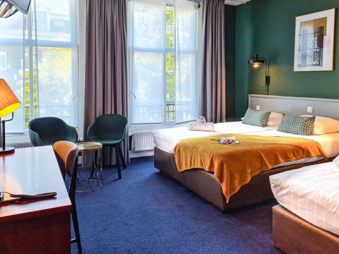 Hotel Alexander - Hotel Alexander's triple rooms are spacious and functional, featuring three comfortable beds, a private bathroom, free Wi-Fi, and are ideal for families or small groups.