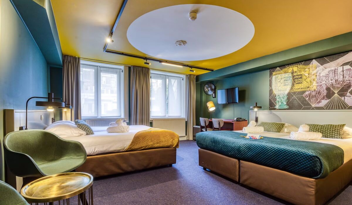 Hotel Alexander - The quadruple room is spacious and functional, offering 22–26 m² with four single beds or a double and single bed combination, private bathroom, shower or bathtub, Wi-Fi, and satellite TV.