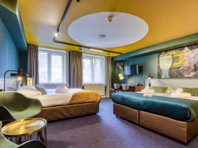 Hotel Alexander - The quadruple room is spacious and functional, offering 22–26 m² with four single beds or a double and single bed combination, private bathroom, shower or bathtub, Wi-Fi, and satellite TV.