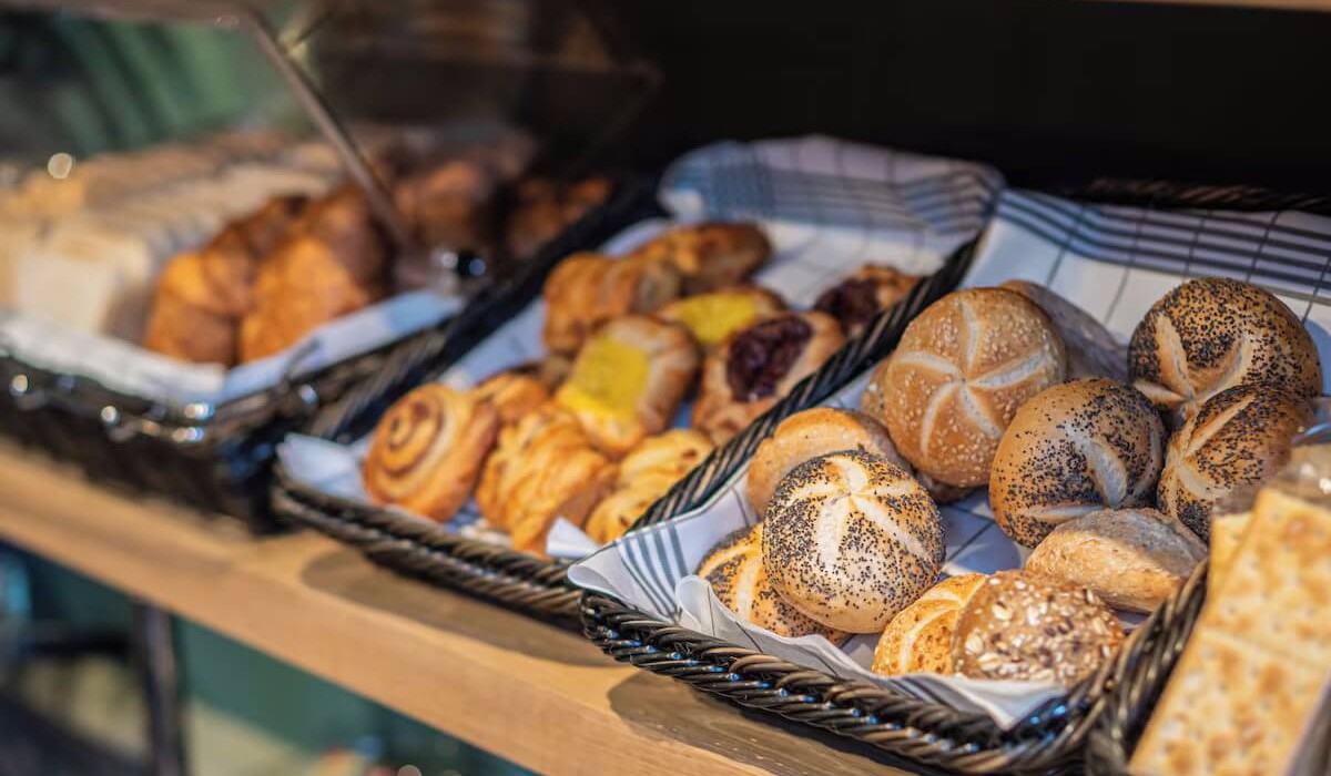 Hotel Alexander - The buffet breakfast includes wholemeal, white, multigrain bread and sweet rolls, with jams, cold cuts, cheese, fresh fruit, and hot and cold drinks.