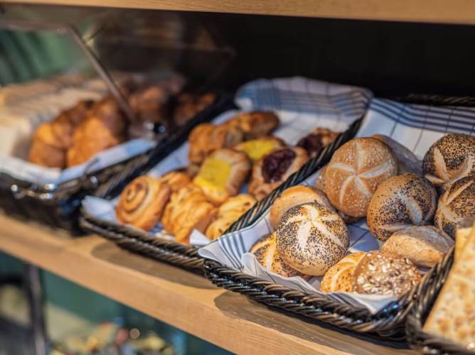Hotel Alexander - The buffet breakfast includes wholemeal, white, multigrain bread and sweet rolls, with jams, cold cuts, cheese, fresh fruit, and hot and cold drinks.