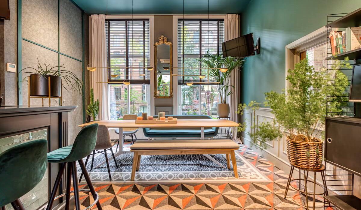 Hotel Alexander - The hall at Hotel Alexander is bright and cozy, with essential furnishings and thoughtful details—perfect for relaxing upon arrival or before exploring Amsterdam.