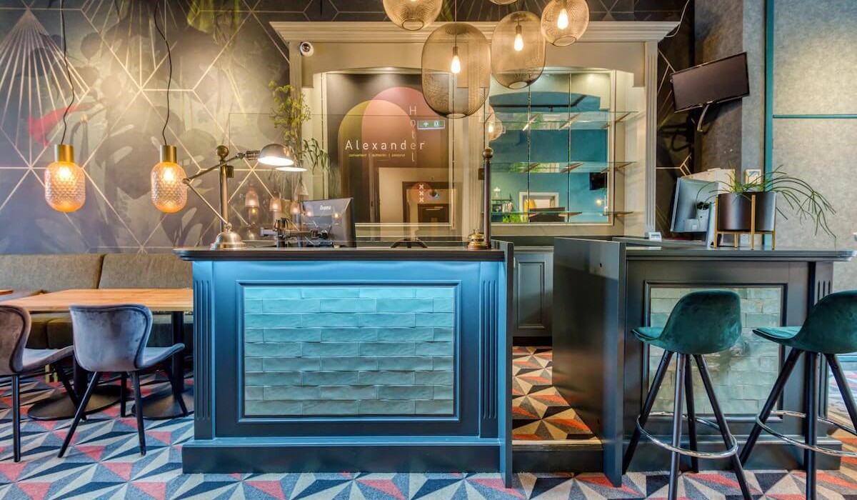 Hotel Alexander - The reception at Hotel Alexander is warm and welcoming, with simple furnishings and friendly staff always ready to assist guests and offer tips about the city.