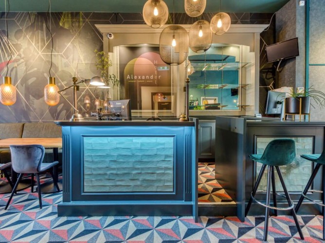 Hotel Alexander - The reception at Hotel Alexander is warm and welcoming, with simple furnishings and friendly staff always ready to assist guests and offer tips about the city.