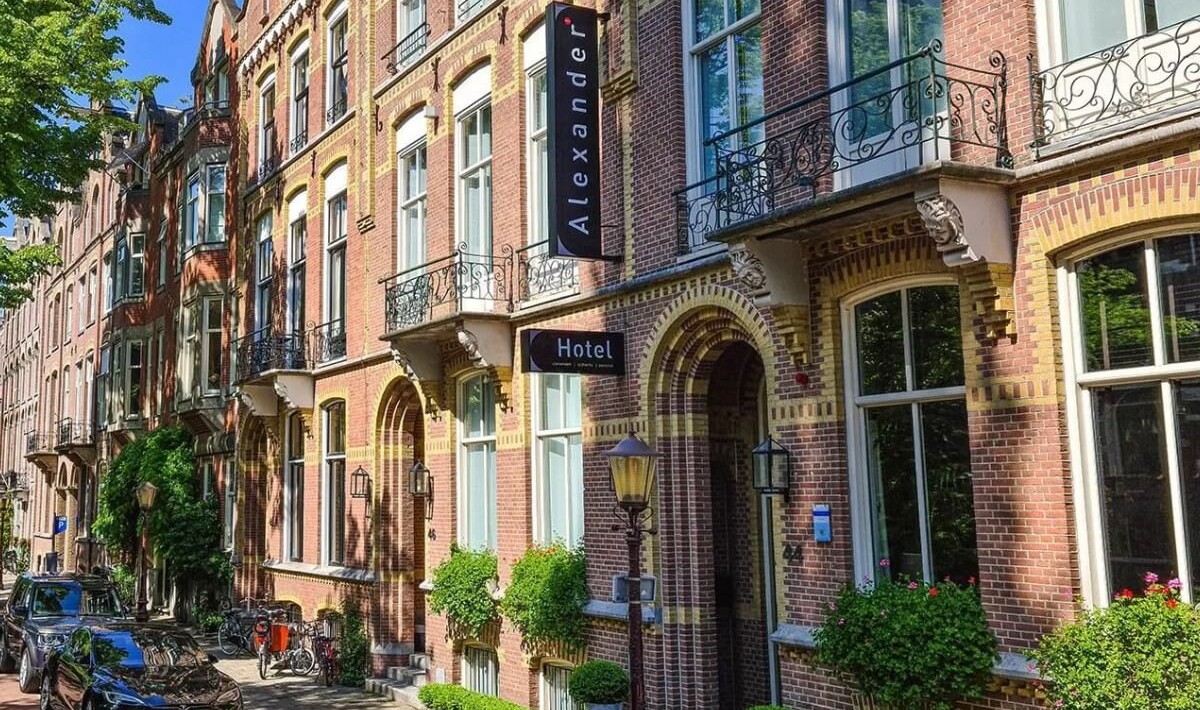 Hotel Alexander - Hotel Alexander is located on Vondelstraat, a quiet yet central street, surrounded by elegant historic buildings and just steps from the greenery of Vondelpark and the vibrant museum district.