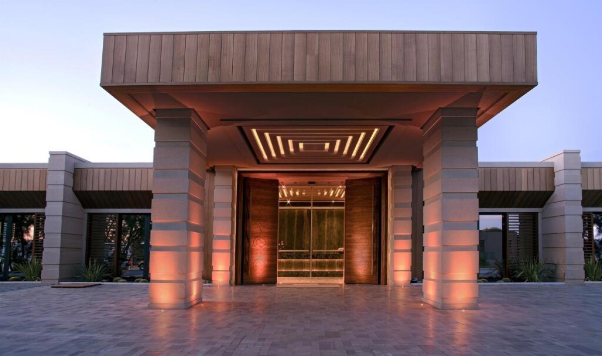 Caresse, a Luxury Collection Resort & Spa, Bodrum - Elegant entrance with bright glass walls, refined design, and Aegean view. Warm welcome and discreet luxury atmosphere.