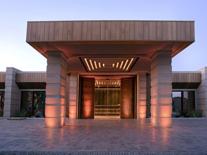 Caresse, a Luxury Collection Resort & Spa, Bodrum - Elegant entrance with bright glass walls, refined design, and Aegean view. Warm welcome and discreet luxury atmosphere.