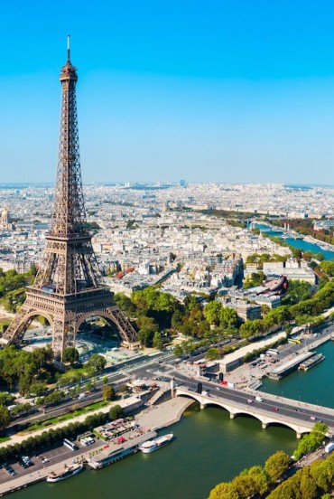 From above, admire the Seine flowing through Paris between historic bridges and lively banks, with the Eiffel Tower rising on the horizon, offering one of the city’s most iconic and romantic views.