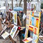 Tourists and artists fill the streets of Place du Tertre: colorful easels, caricaturists at work, and cozy terraces where you can sip coffee immersed in the bohemian atmosphere.