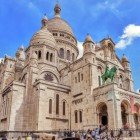 The Basilica of the Sacred Heart dominates Paris from Montmartre with its white limestone. Majestic domes, Romanesque arches, and Byzantine details create an iconic and harmonious architecture.