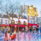 Place du Tertre enchants with its cafés, restaurants and art galleries housed in quaint houses, amid stalls of Parisian souvenirs and crafts.