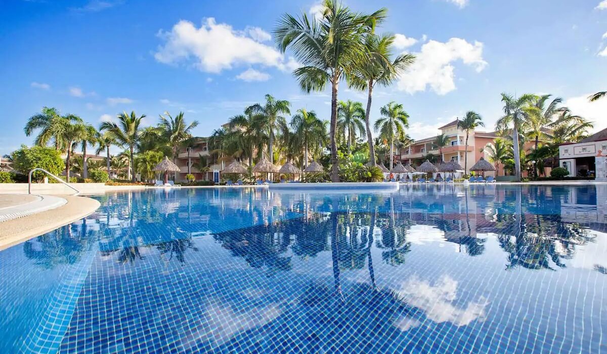 Bahia Principe Grand Punta Cana - All Inclusive - The main pool at Bahia Principe Grand Punta Cana - All Inclusive, wide and surrounded by tropical palms, features relaxation areas, a swim-up bar, and spaces for the whole family in a Caribbean vibe.