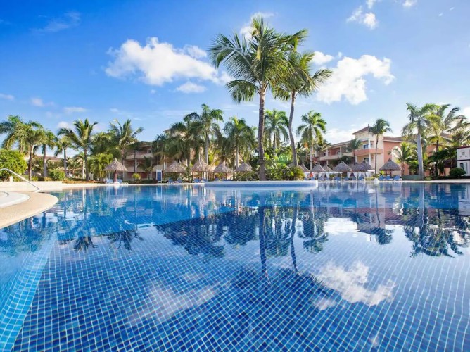 Bahia Principe Grand Punta Cana - All Inclusive - The main pool at Bahia Principe Grand Punta Cana - All Inclusive, wide and surrounded by tropical palms, features relaxation areas, a swim-up bar, and spaces for the whole family in a Caribbean vibe.