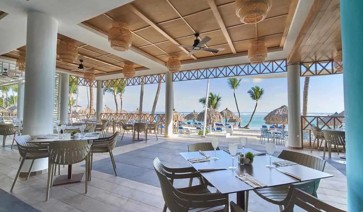 Bahia Principe Grand Punta Cana - All Inclusive - The sea-view terrace at Bahia Principe Grand Punta Cana - All Inclusive offers breathtaking Caribbean panoramas, perfect for enjoying a sunset drink and moments of pure relaxation.