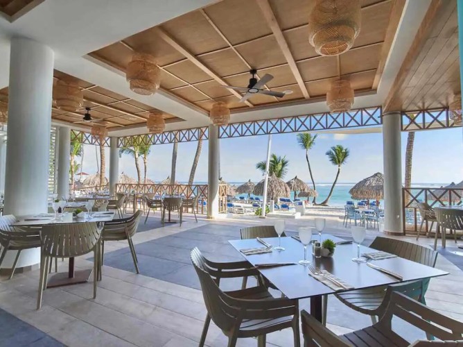 Bahia Principe Grand Punta Cana - All Inclusive - The sea-view terrace at Bahia Principe Grand Punta Cana - All Inclusive offers breathtaking Caribbean panoramas, perfect for enjoying a sunset drink and moments of pure relaxation.
