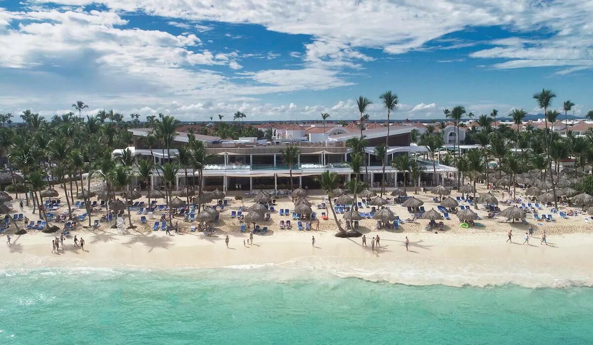 Bahia Principe Grand Punta Cana - All Inclusive - The beach at Bahia Principe Grand Punta Cana - All Inclusive, equipped with sunbeds and umbrellas, overlooks a magnificent crystal-clear Caribbean sea, perfect for relaxation and fun.
