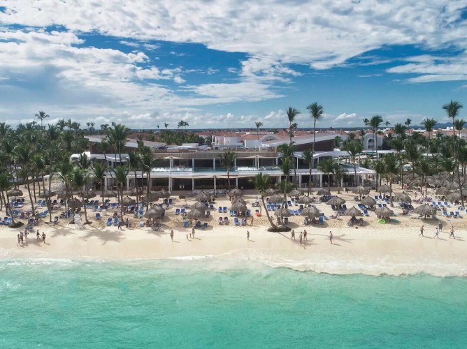 Bahia Principe Grand Punta Cana - All Inclusive - The beach at Bahia Principe Grand Punta Cana - All Inclusive, equipped with sunbeds and umbrellas, overlooks a magnificent crystal-clear Caribbean sea, perfect for relaxation and fun.