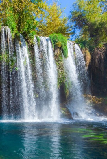 The Düden waterfalls are a must-see for anyone visiting Antalya: nestled in a green oasis, they offer a pleasant path through lush trees and water views.