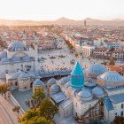 The Mevlana Mausoleum, Konya’s historic center, and the famous Green Dome, inspired by the Mongolian tents of the Asian steppes, testify to the roots of the Seljuk Turks.