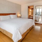 The standard double room at Hotel Rio Amazonas Quito offers essential comfort, a cozy bed, functional furnishings and modern amenities in a relaxing, well-kept setting.