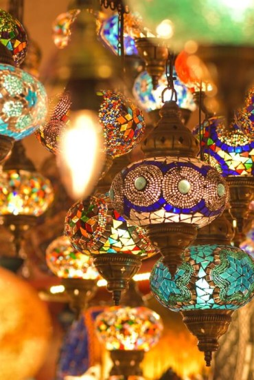 Colorful lanterns hanging among the shops of Istanbul’s Grand Bazaar, one of the oldest and most charming covered markets in the world. A burst of light and Turkish tradition.