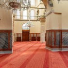 The interiors of the Zeyrek Mosque combine Byzantine and Ottoman elements: rounded arches, simple decorations, and restored frescoes tell a millennial story.