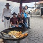 A tapas vendor fries fragrant dishes on the street in Quito’s Lasso district, Ecuador, spreading tempting aromas and offering authentic Andean flavors to passersby.