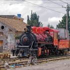 A typical steam train halts at the characteristic station of Lasso, in Quito, Ecuador, where the charm of the Andes intertwines with local history and tradition.
