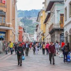 A picturesque alley in Quito’s historic center, at 2,880 meters above sea level, reveals the colonial charm of Ecuador’s capital with its colors, history, and Andean tradition.